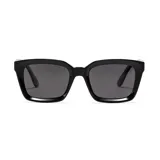 Gafas de sol de diseño cuadrado con marco de plástico reciclado en color negro y lentes oscuros con protección UV 400.