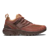 Championes Salomon modelo ACS Pro Red Ashes, en tonos marrón y terracota, con diseño técnico de senderismo, malla transpirable, estructura de jaula sintética y suela dentada.