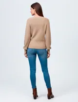 Buzo de tejido combinado marca Zac & Rachel en color blanco, con cuello redondo y mangas largas con diseño calado. Presenta un cuerpo con textura de punto acanalado.