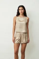 Blusa sin mangas color plateado, de corte holgado.