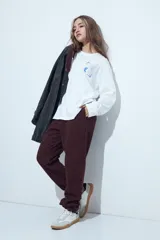 Babucha deportiva de algodón con interior de felpa, bolsillos laterales, cintura elástica y puños ajustados en los tobillos.
