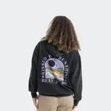 Canguro con capucha color blanco, de corte holgado y diseño básico. Presenta un bolsillo frontal tipo canguro y un pequeño estampado de sol con el logo de la marca en el pecho.