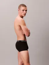 Pack de tres bóxers negros de talle bajo confeccionados en microfibra elástica con cinturilla elástica con logo Calvin Klein.