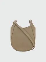 Cartera crossbody Longchamp de la línea Le Foulonné, confeccionada en cuero texturizado color verde militar, con diseño estructurado, asas superiores fijas y correa ajustable con herrajes dorados.