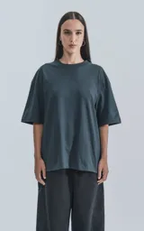 Remeron de corte relajado y amplio, con hombros caídos y mangas cortas. Confeccionado en algodón premium, presenta un largo a la altura de la cadera.