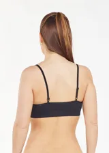 Top deportivo de tejido jacquard con textura, escote redondo y breteles finos. Cuenta con copas removibles y diseño ajustado.