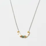 Collar con cadena plateada y dije con cuentas cilíndricas de color blanco, dorado, turquesa y cobre.