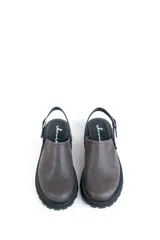 Zueco de cuero color chocolate con suela track negra y tira trasera ajustable con hebilla metálica.
