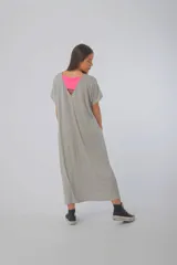 Vestido largo tipo remerón color gris melange, con mangas cortas y escote en V en la espalda.