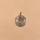 Medalla circular de plata 925 con relieve de San Cristóbal cargando al niño Jesús, con acabado envejecido.