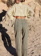 Pantalón jean de tiro medio, color verde militar, con corte wide leg y diseño amplio.