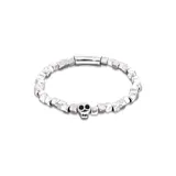 Pulsera elástica de aleación de metales bañada en plata, con cuentas cúbicas y un dije de calavera.
