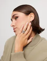 Anillo dorado de metal bañado en plata con diseño orgánico irregular.