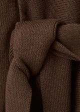 Chaleco marrón de punto de algodón, de diseño recto con cuello en V, manga larga y cinturón ajustable para anudar en la cintura.