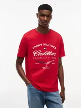 Remera de cuello redondo en color rojo, confeccionada en puro algodón. Presenta un estampado gráfico en el pecho con la colaboración entre Tommy Hilfiger y Cadillac Formula 1 Team, incluyendo detalles distintivos de ambas marcas.
