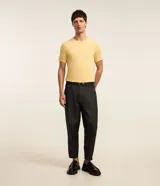 Remera básica de corte slim para hombre, confeccionada en suave algodón peruano. Presenta cuello redondo y mangas cortas, con un diseño liso y versátil.