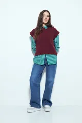 Chaleco tejido sin mangas de color negro, con cuello redondo y diseño de textura sutil. Presenta un corte recto con terminaciones acanaladas en el ruedo y hombros levemente estructurados.