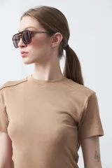 Remera de manga corta con cuello redondo a la base, de calce clásico y diseño minimalista con ruedo redondeado.