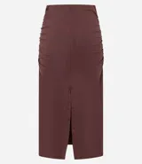 Pollera midi color marrón chocolate, con cintura elástica, frunces laterales y abertura en la parte trasera.
