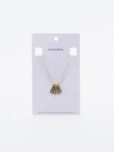 Cadena fina de color dorado con un dije compuesto por múltiples varillas metálicas pequeñas colgantes.