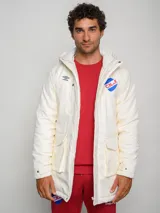 Parka larga de abrigo color azul marino, con capucha, cierre frontal, bolsillos con solapa y bolsillo superior con cierre. Presenta el logo de Umbro y el escudo del Club Nacional de Football.