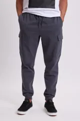 Pantalón tipo cargo jogger color gris oscuro, con cintura elástica con cordón ajustable, bolsillos laterales tipo cargo y puños acanalados en los tobillos.