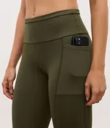 Legging deportivo de tiro alto con cintura texturizada, confeccionado en poliamida y elastano. Presenta un diseño ajustado al cuerpo con largo hasta el tobillo.