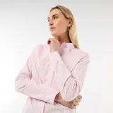 Camisa entallada con cuello italiano, diseño de rayas verticales en tonos rosado y blanco, de manga larga y cierre frontal con botones.