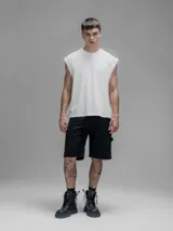 Musculosa de corte oversize con hombros caídos y cuello redondo, confeccionada en algodón premium. Presenta un diseño holgado y relajado.