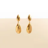 Par de pendientes colgantes dorados con diseño de lágrima.