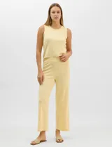 Pantalón tejido de corte recto y diseño fluido, color amarillo, con cintura ancha elastizada.