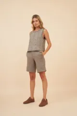 Bermuda de lana fina color gris con bolsillos laterales y forro interior.