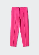 Pantalon de vestir recto con diseño crop, confeccionado en tejido fluido con detalle de pinzas frontales. Cuenta con dos bolsillos laterales, dos bolsillos de ribete en la parte posterior y cierre oculto de botón, gancho y cremallera.