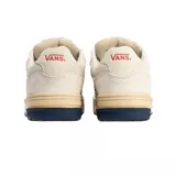 Championes Vans modelo Upland VNTG de estilo retro. Presentan una capellada de gamuza en color crema, con el icónico logo lateral en azul marino y detalles en rojo. Cuentan con una suela de plataforma en tono beige y una base de goma en azul marino, ofreciendo un diseño inspirado en el skate de los años 90.
