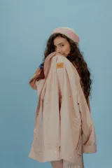 Campera reversible con tela a prueba de agua, talle único oversized hasta 110 cm de busto.