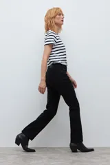 Pantalón de corte recto en color negro, con cierre frontal y bolsillos laterales. Diseño clásico de tiro medio.