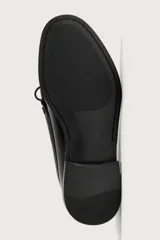 Mocasín de vestir fabricado en piel con acabado brillante. Presenta un detalle de lazo en el empeine, plantilla de piel y suela a contraste con un ligero tacón.