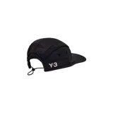 Gorra deportiva negra Adidas Y-3 diseñada en colaboración con Mercedes-AMG Petronas Formula 1 Team, de estilo cinco paneles, con el logotipo de la estrella de Mercedes y AMG en plateado en el frente, y la firma de Yohji Yamamoto bordada sobre la visera.