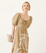 Vestido midi de lino color beige con estampado de follaje blanco, escote corazón con lazo, mangas 3/4 abullonadas y lastex en la espalda.