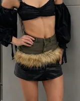 Minifalda negra de cuerina con textura croco, talle alto y detalle de aplicación de piel sintética marrón en la cintura.