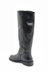 Bota de caña alta confeccionada en cuero legítimo negro, con diseño de textura granulada en la parte superior y acabado liso en la puntera. Cuenta con un taco bajo y suela plana.