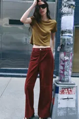 Pantalón de tiro medio confeccionado en 100% piel de ante, con diseño de cinco bolsillos, corte recto y cierre frontal con cremallera y botón metálico.