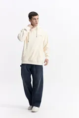 Canguro con capucha y cordones ajustables, de corte holgado y bolsillo frontal tipo canguro. Presenta un pequeño logo estampado en el pecho.