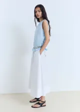 Blusa celeste con rayas horizontales blancas y marrones, cuello redondo y sin mangas.