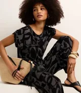 Pantalón recto acanalado confeccionado en viscosa con estampa abstracta, trabillas en la cintura y cinturón de cuerda.