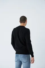 Sweater de tejido de punto con mezcla de algodón y cashmere, de calce regular, con escote redondo a la base, mangas largas y puños y dobladillo acanalados. Presenta un pequeño logo bordado en el pecho.