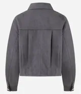 Campera de gamuza sintética color tostado con botones dorados grabados, cuello camisero, bolsillos frontales aplicados y mangas largas con puños abotonados.