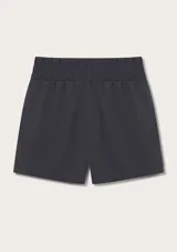 Short deportivo tipo runner de tiro alto con cintura elástica ancha y aberturas laterales en el ruedo.