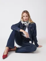 Campera de jean azul oscuro, marca Dash, con cuello solapa, botones metálicos y bolsillos aplicados en la parte delantera.