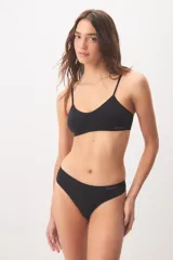 Top seamless blanco con tirantes finos ajustables y escote en V, diseñado con tecnología sin costuras.